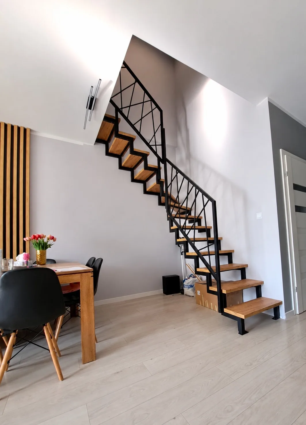 Schody z balustradą geometryczną